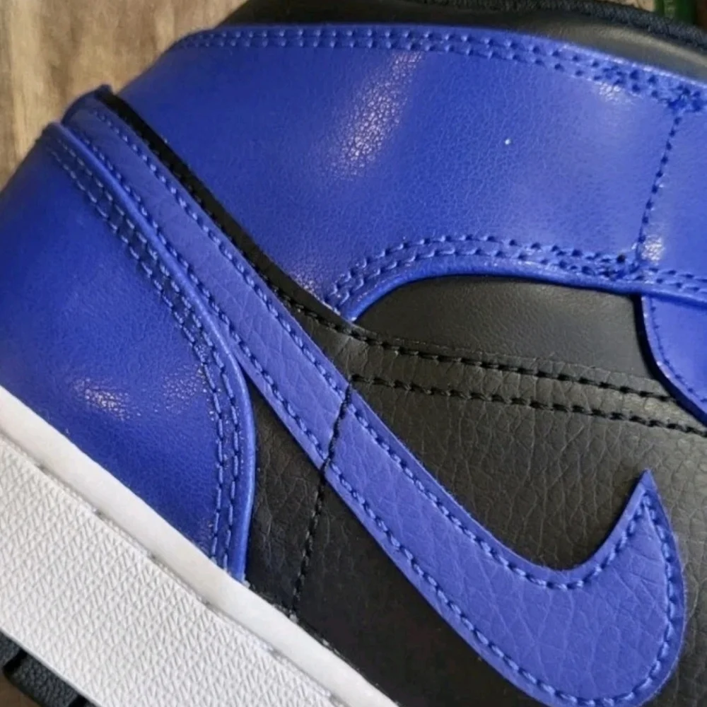 Air Jordan 1 Mid Hyper Royal GS, Big kid 6 Youth, 7.5 Women's